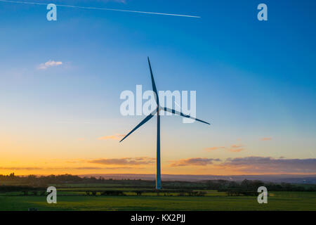 Wind turbine devant un coucher de soleil Banque D'Images