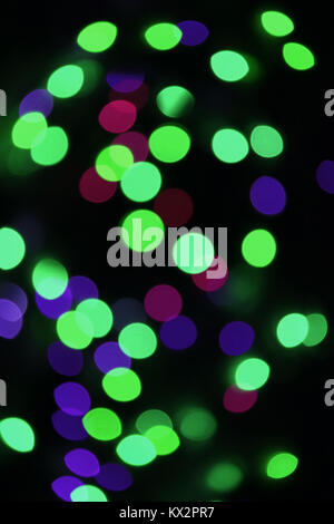 Des problèmes de mise au point, flou, flou, flou vert vif et violet de la lumière sur le noir pour Abstract Background Banque D'Images