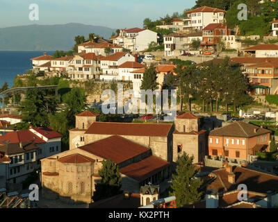 Église de Sainte Sophie et de la vieille ville dans la lumière du soleil du matin, les rives du lac d'Ohrid, Macédoine Banque D'Images