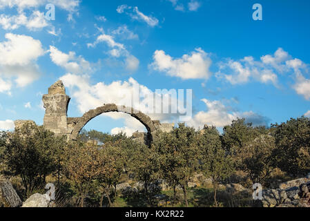Ruines d'un ancien bâtiment dans un ville du nord-ouest de la Turquie sous un ciel bleu avec des nuages blancs Banque D'Images