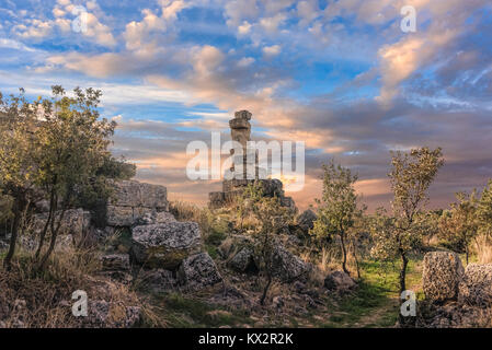 Ruines d'un ancien bâtiment dans un ville du nord-ouest de la Turquie sous un ciel bleu avec des nuages blancs pendant le coucher du soleil Banque D'Images