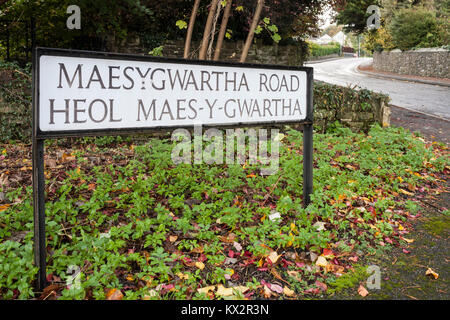 Nom de rue bilingue en anglais et gallois signe. Gilwern, galles, FR, UK Banque D'Images