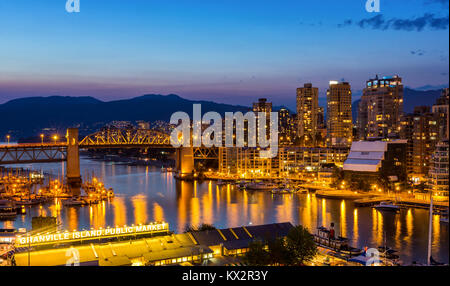 Pont de la rue Burrard et le centre-ville de Vancouver au coucher du soleil, Vancouver, British Columbia, Canada Banque D'Images