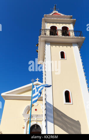 Église de Zoodochos Pigi. Extérieur avec drapeau grec en journée d'été. L'île de Zakynthos, Grèce Banque D'Images