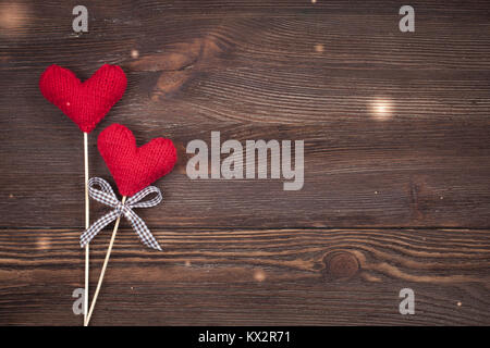 Amour coeur tricoté sur un fond de bois, Valentines Day post card concept. Tonique. Banque D'Images