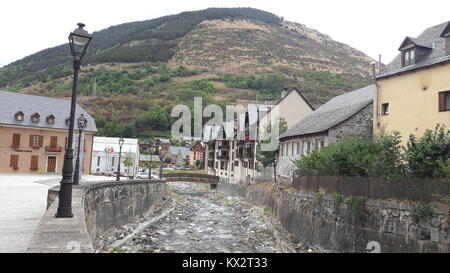 Arriu Nere (Fleuve noir) à son col de Vielha dans une journée d'été. Aran, Lleida, Catalogne, Espagne Banque D'Images