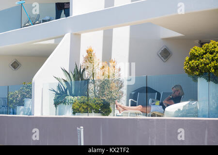 Appartements de luxe surplombant Bondi Beach, Sydney, Australie. Une femme glamour se détend. Banque D'Images