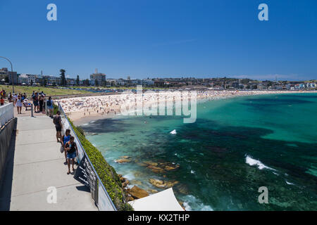 La foule sur la plage de Bondi, à Sydney, en Australie. Banque D'Images