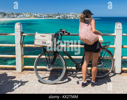 Les habitants et les touristes de détente à Bondi Beach, Sydney, Australie. Banque D'Images