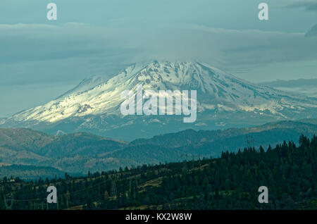 Avant la tempête Mount Shasta Banque D'Images