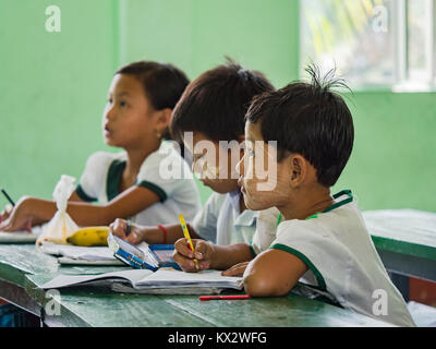 Les filles dans une école primaire pour les enfants gitans de la mer Moken dôme à l'extérieur de l'Île, Myeik une partie de l'archipel de Mergui Myeik ou dans la division de Tanintharyi Regi Banque D'Images