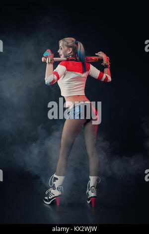 Cosplayeuse fille avec Harley Quinn en costume. De l'Halloween. Banque D'Images