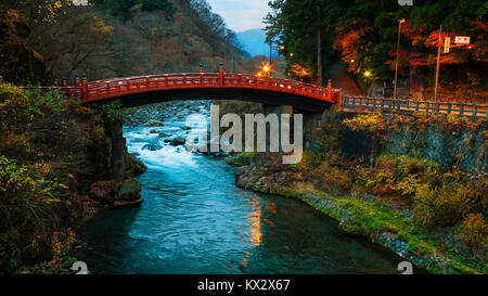 Nikko, JAPON - 16 novembre 2015 : Pont Shinkyo (Sacred) se situe à l'entrée de Futarasan Shrine. Le pont est classé comme l'un des plus beaux du Japon bri Banque D'Images
