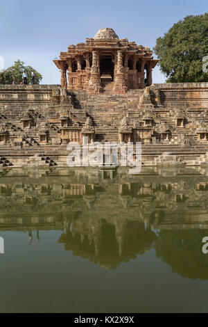 Le District de Mehsana , Gujarat , India-- Décembre 05, 2014 Une vue complète de Sabhamandapa à partir d'un réservoir qui est connu comme Ramakunda Suryakunda ou à Banque D'Images