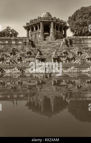 Le District de Mehsana , Gujarat , India-- Décembre 05, 2014 Une vue complète de Sabhamandapa à partir d'un réservoir qui est connu comme Ramakunda Suryakunda ou à Banque D'Images