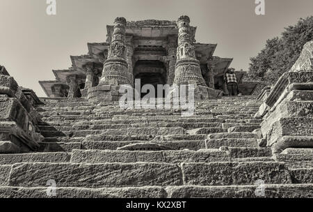 Le District de Mehsana , Gujarat , India- Décembre 05, 2014- Étapes à suivre pour entrer dans le Temple du Soleil de Modhera. Banque D'Images