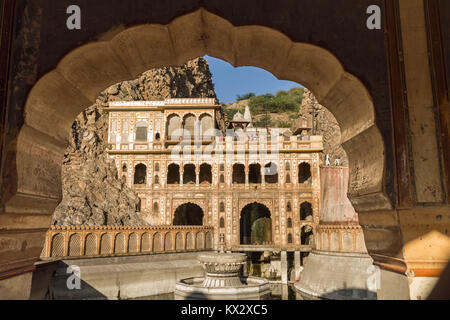 Jaipur, Rajasthan, Inde,-Décembre 02,2014 Vue d'un pavillon avec réservoir inférieur d'une Arche sculptée dans Galtaji Temple Banque D'Images