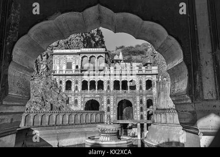 Jaipur, Rajasthan, Inde,-Décembre 02,2014 Vue d'un pavillon avec réservoir inférieur d'une Arche sculptée dans Galtaji Temple Banque D'Images