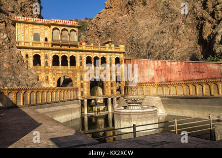 Jaipur, Rajasthan, Inde,-Décembre 02,2014 Vue d'un pavillon avec réservoir inférieur dans Galtaji Temple Banque D'Images