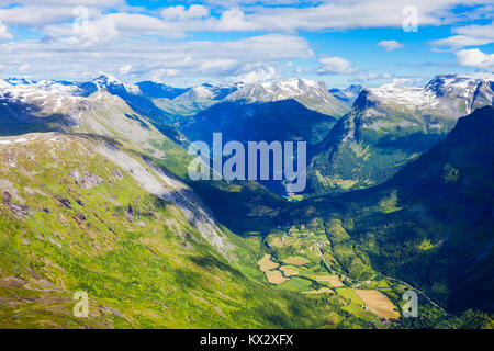 Geirangerfjord montagne vue aérienne du point de vue de Dalsnibba, situé près de la Norvège, du village de Geiranger Banque D'Images