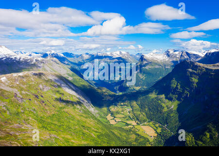 Geirangerfjord montagne vue aérienne du point de vue de Dalsnibba, situé près de la Norvège, du village de Geiranger Banque D'Images