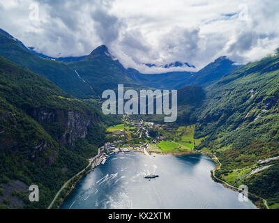 Geiranger est un petit village touristique dans la région de Sunnmore en Norvège. Geiranger se trouve au Geirangerfjord. Banque D'Images