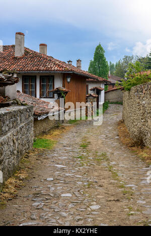 Une rue à Zheravna village (municipalité de Kotel) avec de vieilles maisons traditionnelles, Bulgarie Banque D'Images