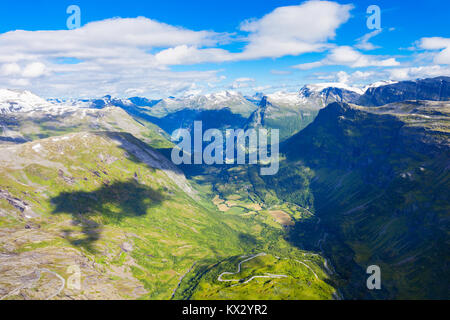 Geirangerfjord montagne vue aérienne du point de vue de Dalsnibba, situé près de la Norvège, du village de Geiranger Banque D'Images