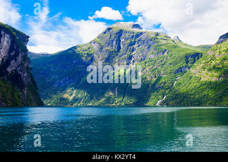 Geirangerfjord sur la montagne de bateau de tourisme. Geirangerfjord situé près du village de Geiranger, Norvège Banque D'Images