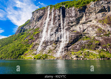 La cascade des sept sœurs sur Geirangerfjord, situé près de la Norvège, du village de Geiranger Banque D'Images