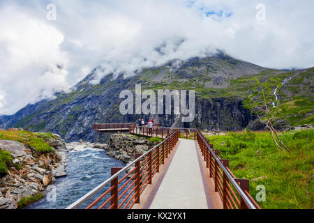 L'affichage ou la plate-forme de vue Trollstigen. Ou Trolls Trollstigen Chemin est une route de montagne dans la municipalité de Rauma en Norvège Banque D'Images