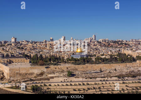 La ville sainte Jérusalem vue depuis l'Oelberg sur la vieille ville et le Mont du Temple Israël Voyage Banque D'Images