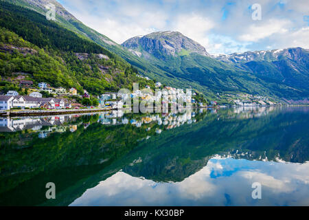 Odda est une ville de Odda Hordaland County, dans la municipalité du district de Hardanger en Norvège. Situé à proximité de Trolltunga rock formation. Banque D'Images