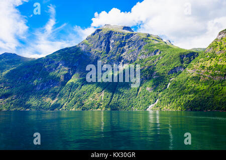 Geirangerfjord sur la montagne de bateau de tourisme. Geirangerfjord situé près du village de Geiranger, Norvège Banque D'Images