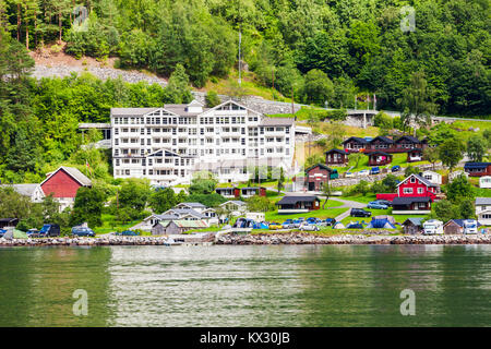 Geiranger est un petit village touristique dans la région de Sunnmore en Norvège. Geiranger se trouve au Geirangerfjord. Banque D'Images