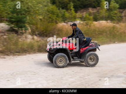 Lviv, Ukraine - le 23 août 2015 : ATV surmonte la piste de sable sur la carrière près de la ville de Lviv, Ukraine. Banque D'Images