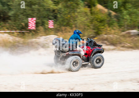 Lviv, Ukraine - le 23 août 2015 : ATV surmonte la piste de sable sur la carrière près de la ville de Lviv, Ukraine. Banque D'Images