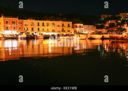 À BAIA - Pozzuoli - NAPLES - ITALIE LE 09/25/2016 - Le petit vieux port de Baia à Naples province, la nuit. Italie Banque D'Images