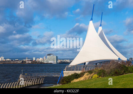 Les voiles sur le Barrage de la baie de Cardiff, Pays de Galles du sud Banque D'Images