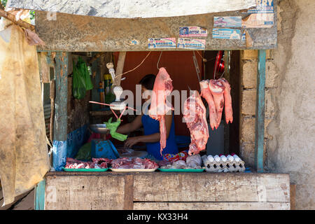 Une base de plein air de la viande de boucherie magasin ouvert à partir de la côte sur une population locale accueil dans la ville de maïs, aux Philippines. Banque D'Images