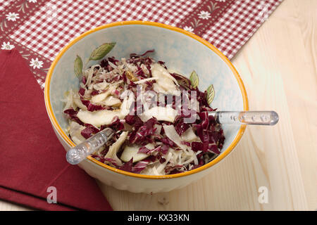 Salade de radis rouge, noix, poires et Parmesan émietté Banque D'Images