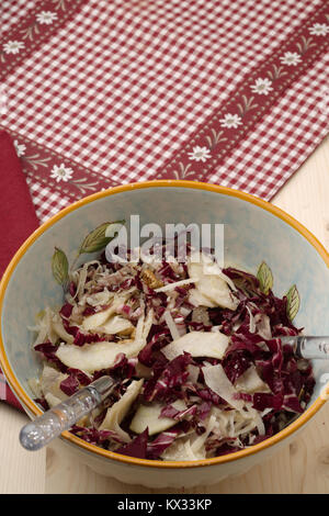 Salade de radis rouge, noix, poires et Parmesan émietté Banque D'Images