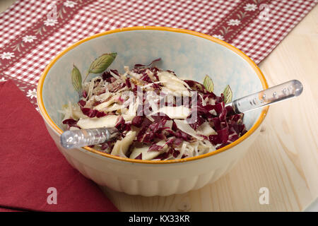 Salade de radis rouge, noix, poires et Parmesan émietté Banque D'Images