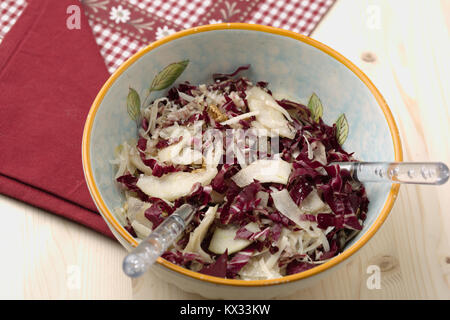 Salade de radis rouge, noix, poires et Parmesan émietté Banque D'Images