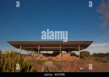 Site archéologique de Tartessian Cancho Roano la nuit, Zalamea de la Serena, Badajoz, Espagne Banque D'Images