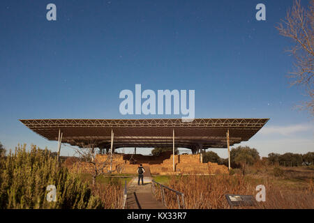 Visiter Cancho Roano de nuit avec la lune. Site archéologique de Tartessian près de Zalamea de la Serena, Badajoz, Espagne Banque D'Images