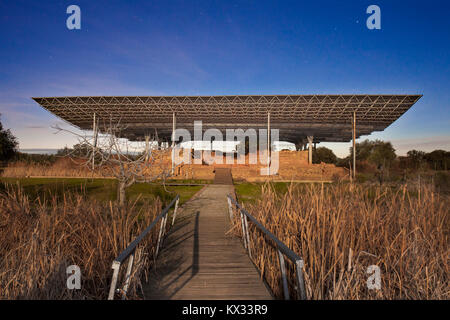 Cancho Roano de nuit avec la lune. Site archéologique de Tartessian près de Zalamea de la Serena, Badajoz, Espagne Banque D'Images