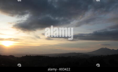 Beau coucher de soleil depuis le mont Moko, Bandung, Indonésie. à 1400 m. Avec le vent froid et chaud l'esprit. Prendre des photo pour l'heureux temps. Si tout va bien Banque D'Images