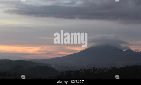 Beau coucher de soleil depuis le mont Moko, Bandung, Indonésie. à 1400 m. Avec le vent froid et chaud l'esprit. Prendre des photo pour l'heureux temps. Si tout va bien Banque D'Images