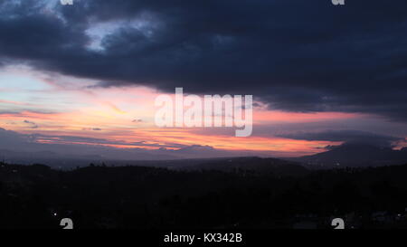 Beau coucher de soleil depuis le mont Moko, Bandung, Indonésie. à 1400 m. Avec le vent froid et chaud l'esprit. Prendre des photo pour l'heureux temps. Si tout va bien Banque D'Images